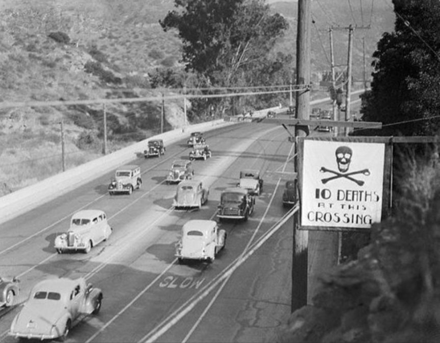 ☠️ Roadside warning about turns on the Cahuenga Pass, Hollywood Hills, 1937.

#roadsafety #signage #dialitback