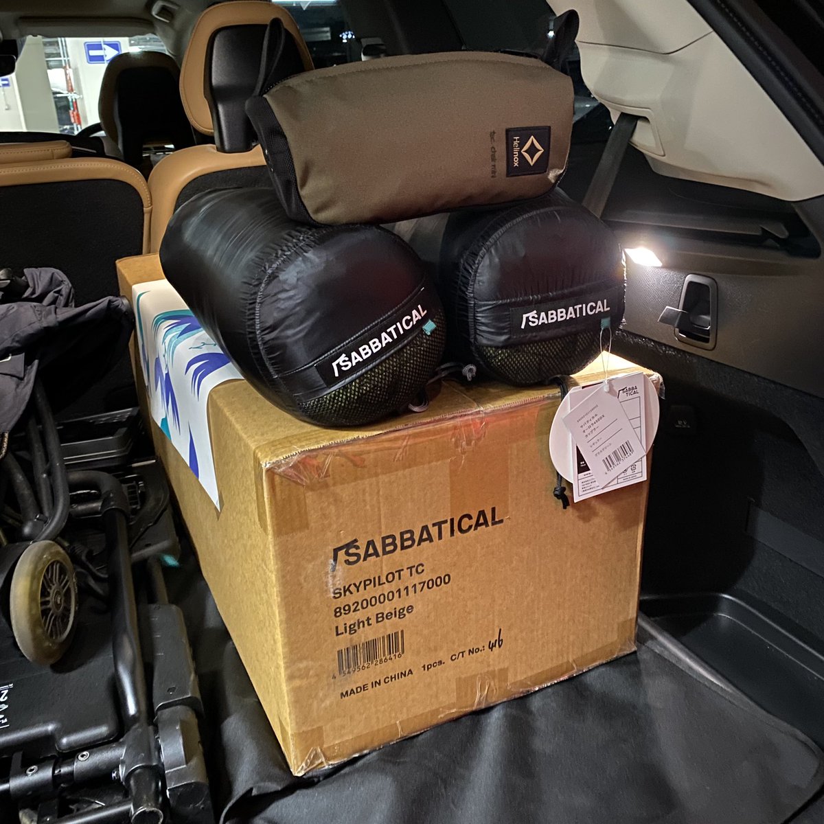 ryodafone's tweet photo. スカイパイロットGET！
ついでに近々値上げと聞いてダウンシュラフ→オーロラ450DXカップラーも勢いで。
ヘリノックスのタクティカルチェアミニも3歳児用に。
散財しすぎてキャンプ行けない本末転倒💸
#サバティカル
#ヘリノックス 
#helinox
#キャンプ好きと繋がりたい https://t.co/gGfJGOwIJN