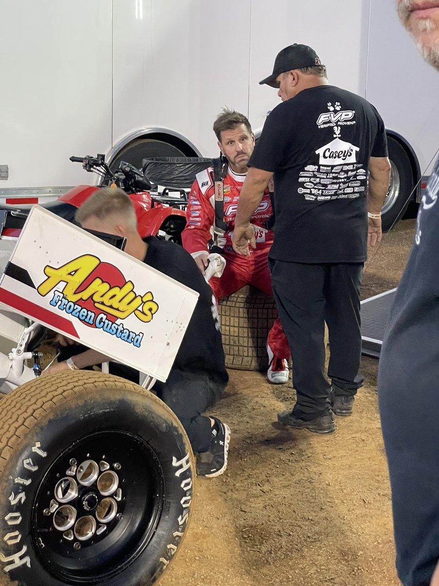 ClepperDerek's tweet photo. Welcome back to you Fall Home @BrianBrown21 itโs good to have you back #caseysgeneralstore @caseysgenstore thanks to Chad for being such a nice guy and talking to me in the pits! You guys are a class act! https://t.co/N31eIjPTdv