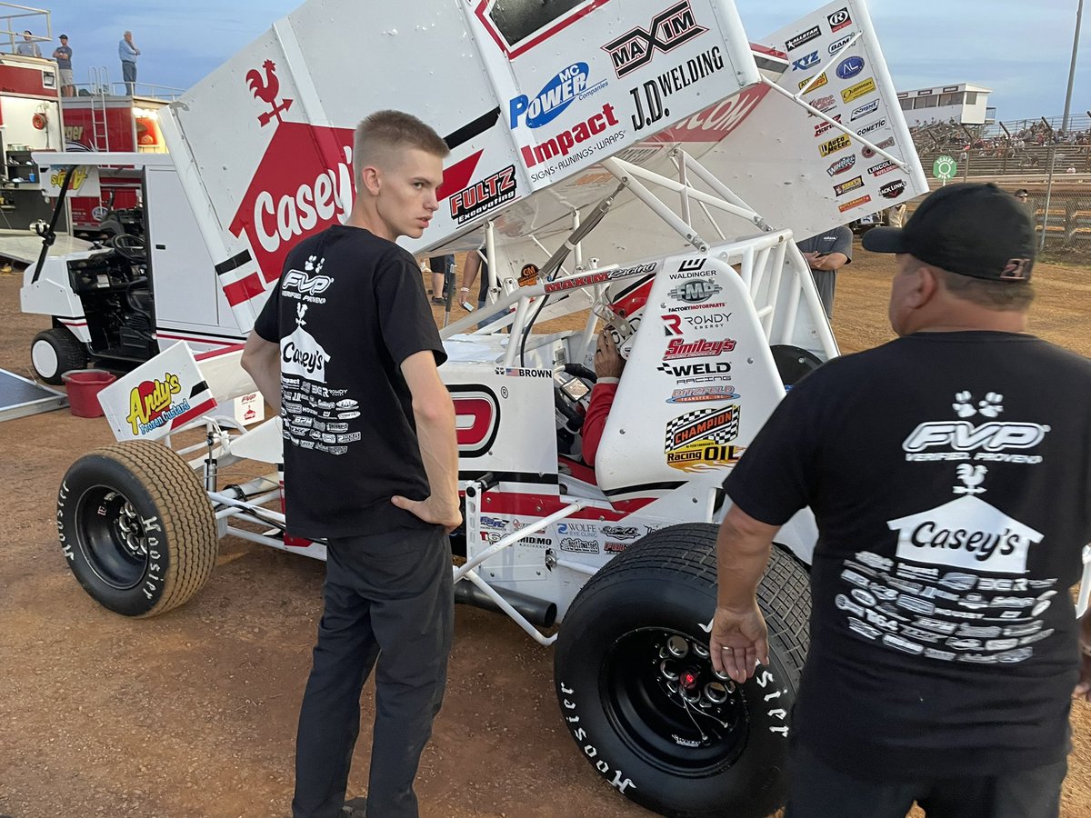 ClepperDerek's tweet photo. Welcome back to you Fall Home @BrianBrown21 itโs good to have you back #caseysgeneralstore @caseysgenstore thanks to Chad for being such a nice guy and talking to me in the pits! You guys are a class act! https://t.co/N31eIjPTdv