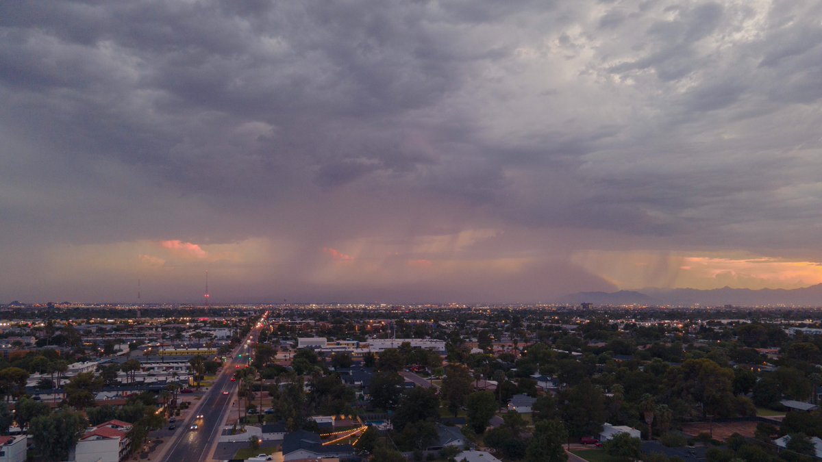 kylekwiedacz's tweet photo. Watching the dust and rain pass us by #azwx https://t.co/xrtvHmMcmS