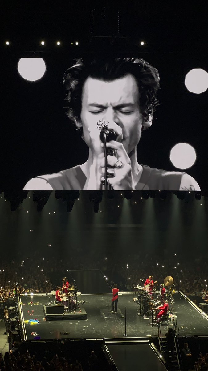 f1owerpower_'s tweet photo. #LoveOnTourNYC #newyork? #idied? #HSLOT2023 #getmehelp #harry? #styles? https://t.co/VSGWVA0h52