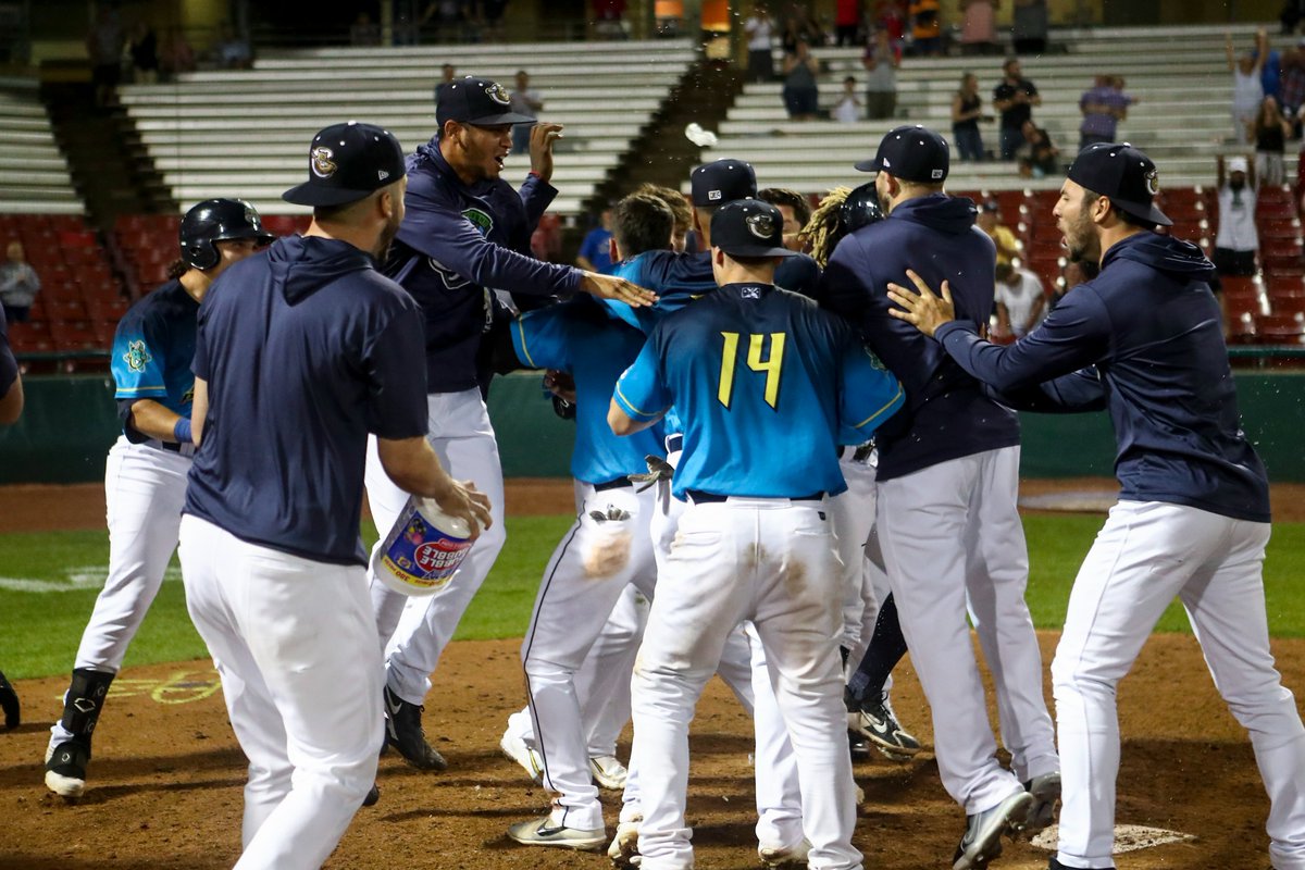 KCCougars's tweet photo. About last night...
THAT'S 2β£ ATOMIC PORK CHOP WALKOFFS IN A ROW π½βοΈ
#ChooseChops #ChooseCougs https://t.co/y0oVFIWYVg