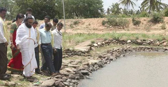 RRPartofliving's tweet photo. #Flashback

Gurudev inspects Vedhavati River Rejuvenation

#ReviveToSurvive
@SriSri @ArtofLiving https://t.co/Qx2EFUgNkU