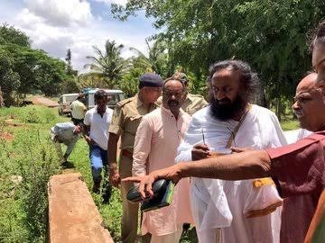 RRPartofliving's tweet photo. #Flashback

Gurudev inspects Vedhavati River Rejuvenation

#ReviveToSurvive
@SriSri @ArtofLiving https://t.co/Qx2EFUgNkU