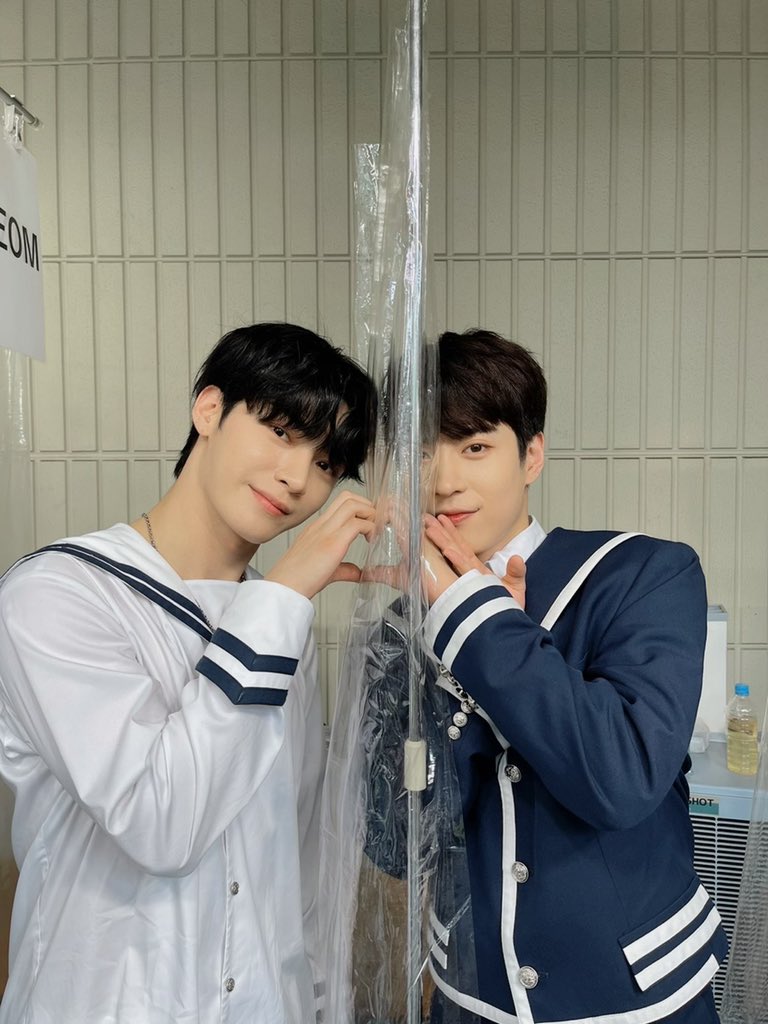 OmegaX_official's tweet photo. [📸] 

포애기 만나기 위한 대기시간 활용법💚

#OMEGA_X #오메가엑스
#OX_STAND_UP https://t.co/8V8AOzEx2i