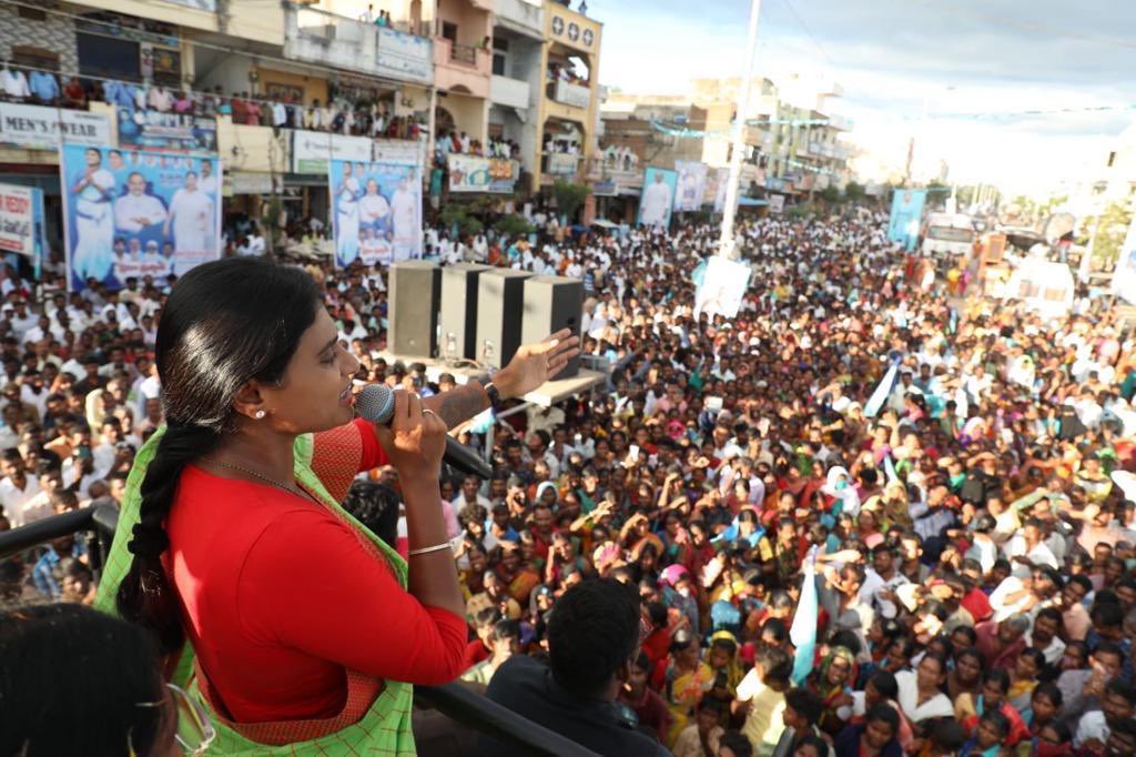 realyssharmila's tweet photo. ప్రజాప్రస్థానం పాదయాత్రను విజయవంతం చేయడానికి తరలివచ్చిన, అచ్చంపేట నియోజకవర్గ ప్రజలకు ప్రత్యేక ధన్యవాదాలు. మీ ఆశీర్వాదంతో వైయస్ఆర్ సంక్షేమ పాలన సాధిస్తా.. మహానేత పాలనను మరోసారి తీసుకొస్తా..
#PrajaPrasthanam #Day140 #Acchampet https://t.co/kym74GGQkN