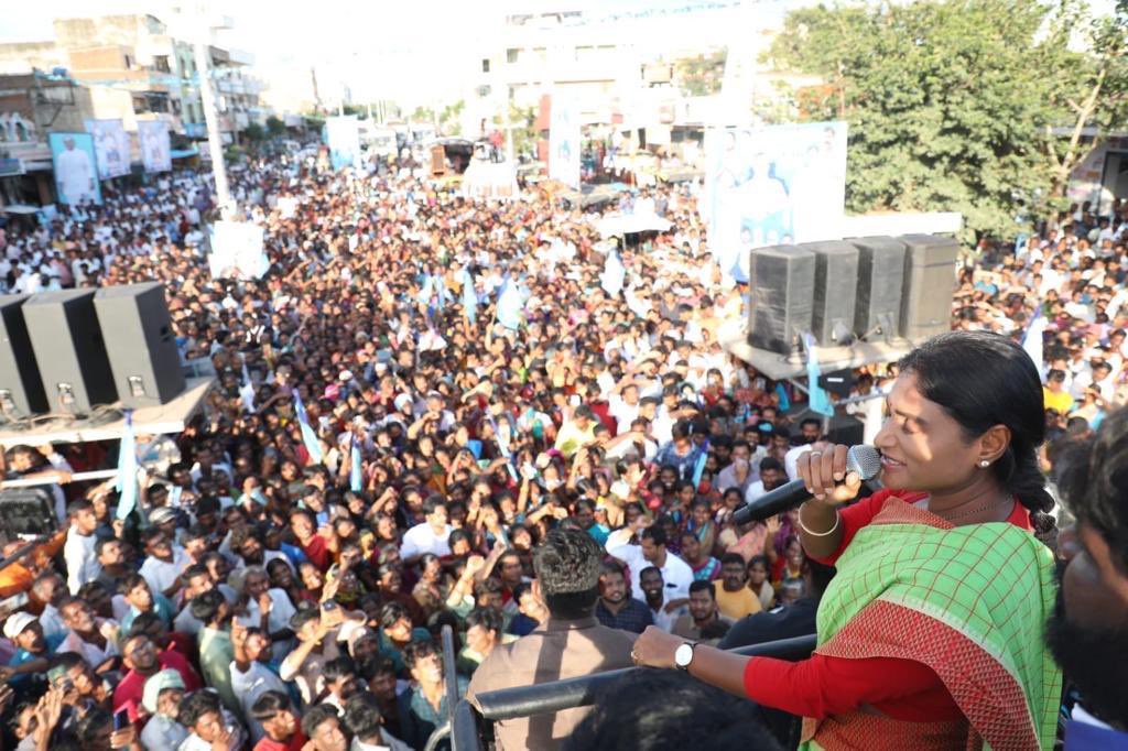 realyssharmila's tweet photo. ప్రజాప్రస్థానం పాదయాత్రను విజయవంతం చేయడానికి తరలివచ్చిన, అచ్చంపేట నియోజకవర్గ ప్రజలకు ప్రత్యేక ధన్యవాదాలు. మీ ఆశీర్వాదంతో వైయస్ఆర్ సంక్షేమ పాలన సాధిస్తా.. మహానేత పాలనను మరోసారి తీసుకొస్తా..
#PrajaPrasthanam #Day140 #Acchampet https://t.co/kym74GGQkN