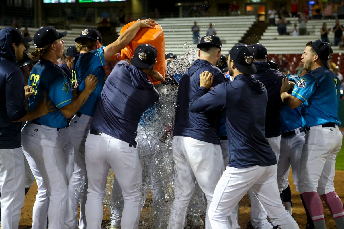 KCCougars's tweet photo. About last night...
THAT'S 2β£ ATOMIC PORK CHOP WALKOFFS IN A ROW π½βοΈ
#ChooseChops #ChooseCougs https://t.co/y0oVFIWYVg