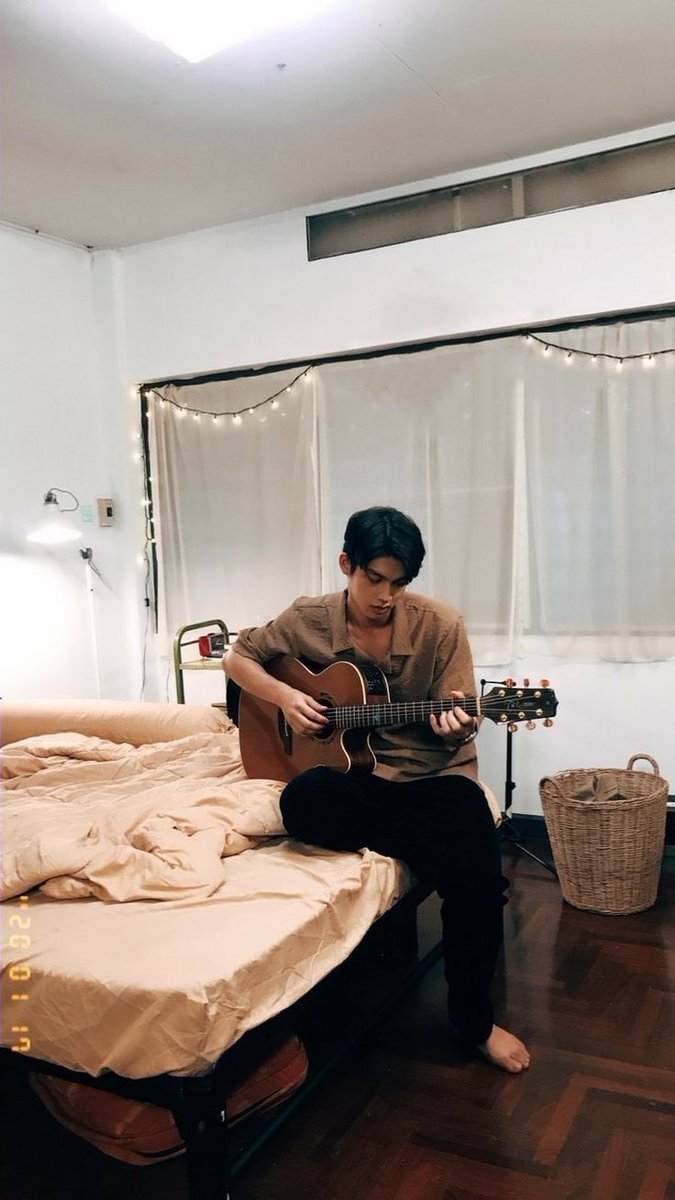 hourly_wat's tweet photo. missing my favorite gay guitarist D: https://t.co/p9Pr37lXnU