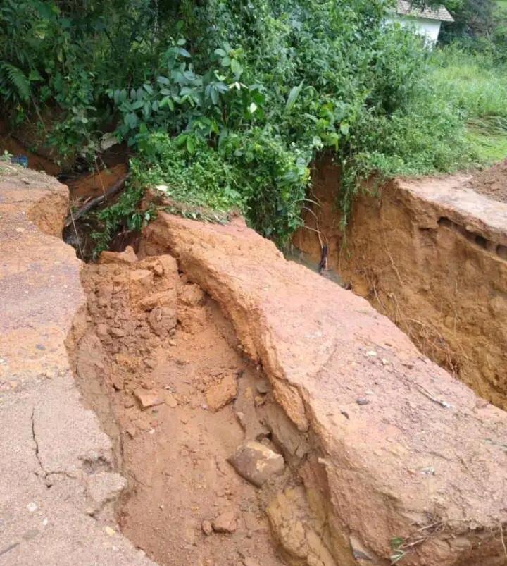 RadioCultureFm's tweet photo. #DéveloppementLocal

La route est barrée entre #Ngambe et #NguiNkang suite à l'affaissement de la buse sur la rivière #Matol.

#SanagaMaritime #Cameroun #Cameroon #CultureFM https://t.co/OmFCkpXNwt