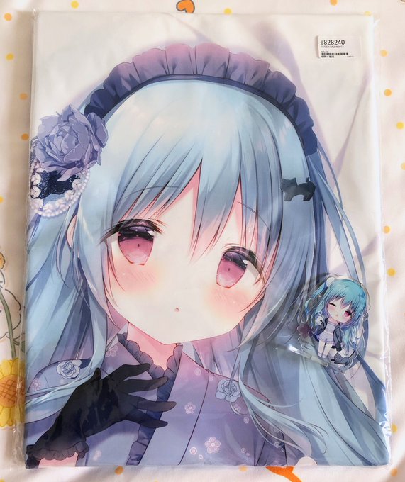 しらたま先生(@shiratamacaron )
看板娘のふわりちゃん抱き枕カバーも届きました!か、かわいいいい🌸ずっと好きな娘だったので、抱き枕グッズ化がほんとうに嬉しかったですᐡඉ́ ̫ ඉ̀ᐡ💓

ぺったんこなのがかわいらしい裏面も堪能します!ありがとうございました🙇‍♀️🌸 