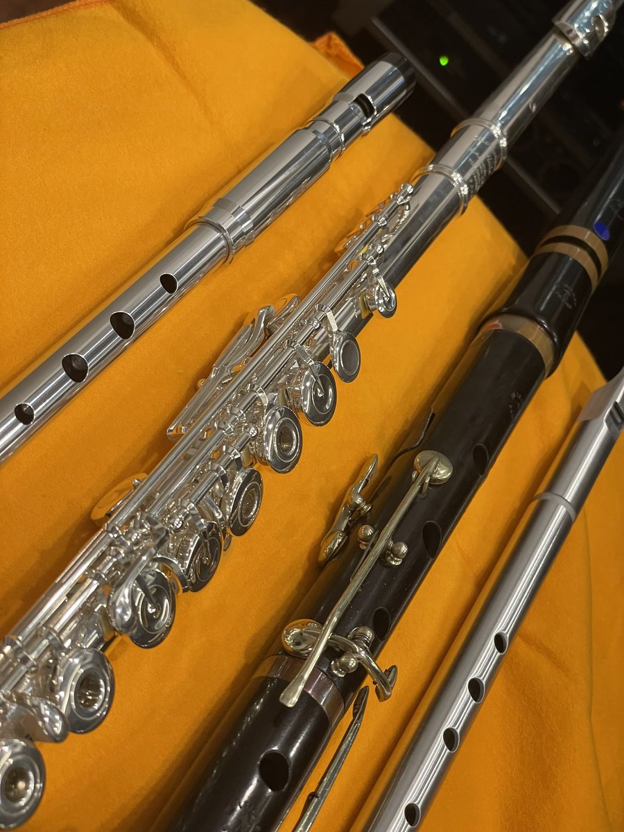 KenBassFodera's tweet photo. 昨晩のメニュー。スタジオに入った瞬間、とってもうれしい気持ちがジワジワわいてきました。なんか疲れてたからなぁ。
こう見るとiPadでかい👀
#IrishFlute #ModernFlute #TinWhistle https://t.co/1MFG1D6594