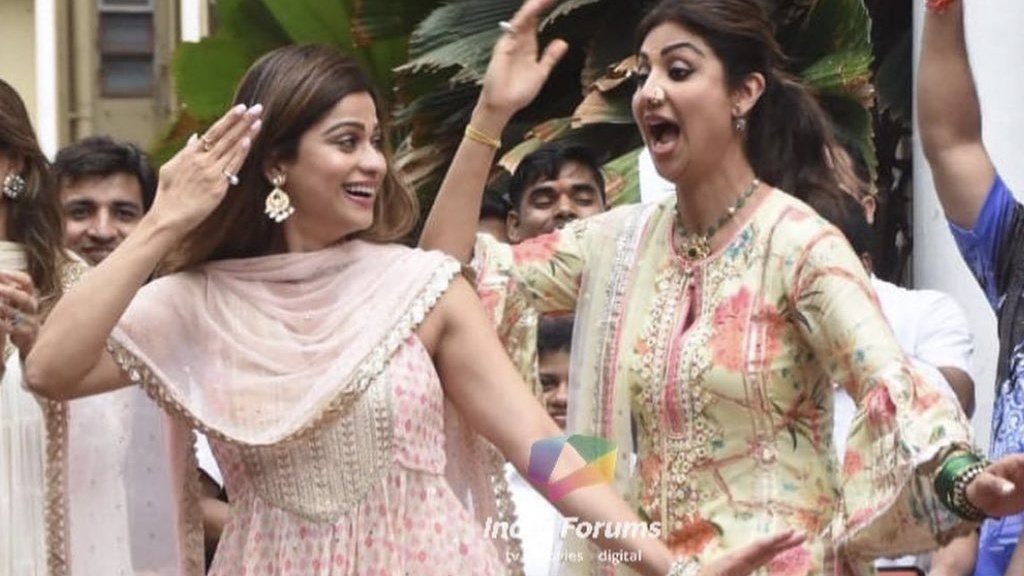 Ok33Official's tweet photo. #ShilpaShetty &amp; #ShilpaShetty looking gorgeous https://t.co/cpAHQ3AMQ9