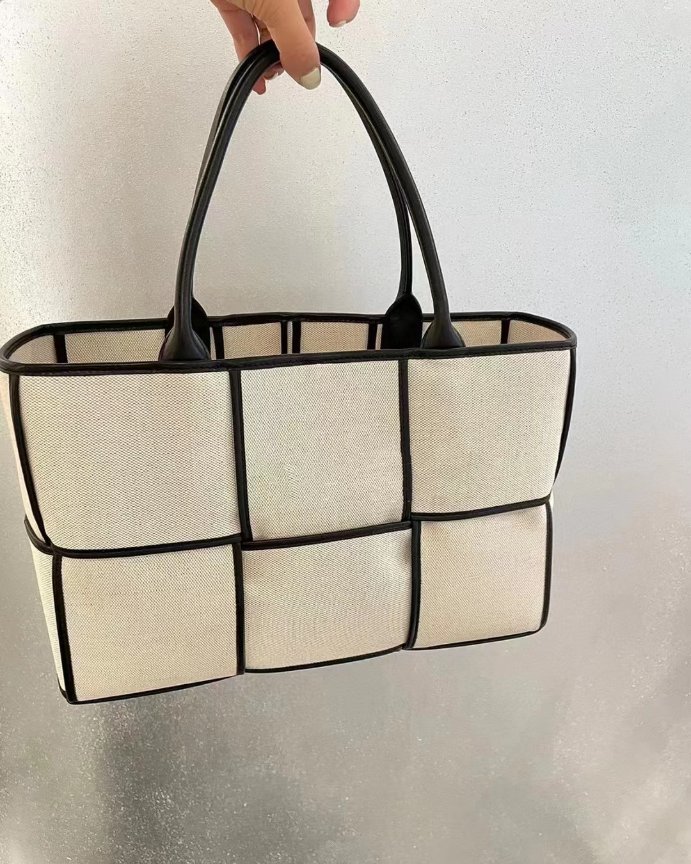 linda_lei0928's tweet photo. 2022 new large-capacity tote shoulder underarm handbag female summer texture fashion simple outgoing commuter bag # #fashion #iwbags #tote #handbag https://t.co/PVEivDZ4PT