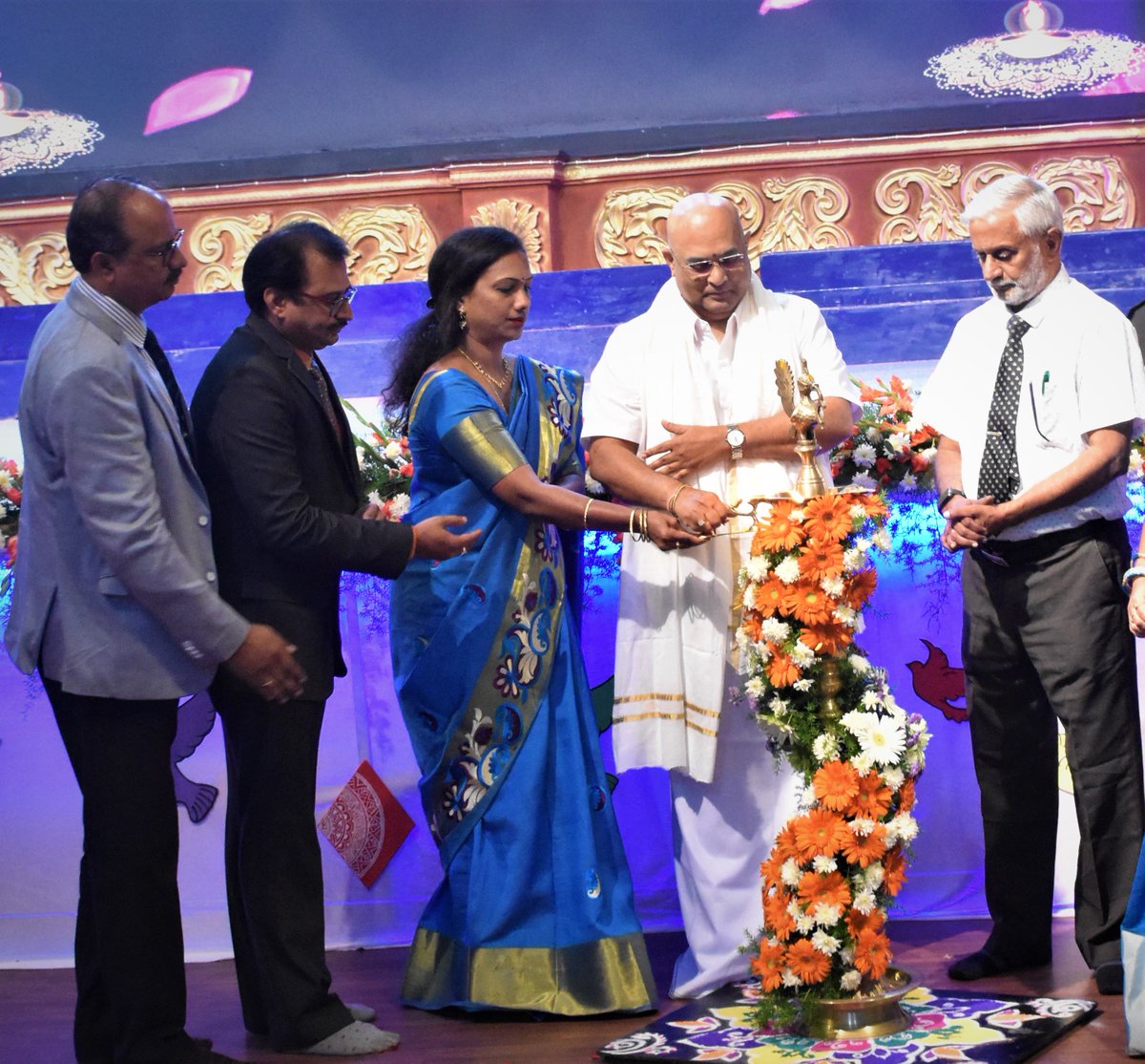 bgspublic's tweet photo. Investiture Ceremony 2022. 
The Investiture ceremony was celebrated with much pomp and grandeur at BGS Public School with the divine blessings of our poojya Swamiji 🙏🏻 
The newly elected Student council members were honoured with the badges and flags by Pujya Swamiji, https://t.co/Gk1gXeJoDO