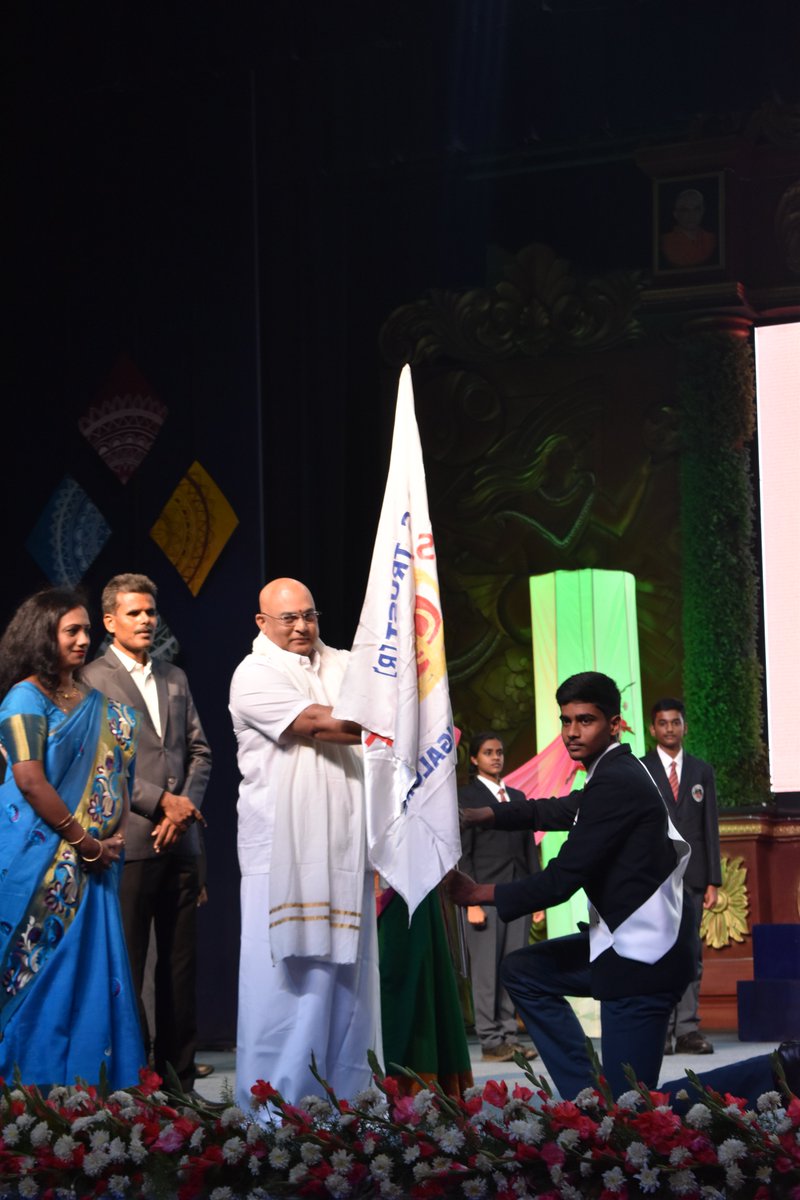 bgspublic's tweet photo. Investiture Ceremony 2022. 
The Investiture ceremony was celebrated with much pomp and grandeur at BGS Public School with the divine blessings of our poojya Swamiji 🙏🏻 
The newly elected Student council members were honoured with the badges and flags by Pujya Swamiji, https://t.co/Gk1gXeJoDO