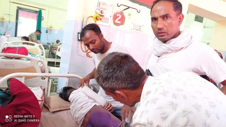 ZakirAliTyagi's tweet photo. मुज़फ्फरनगर के भोकरहेड़ी इंटर कॉलेज में अध्यापक आशीष श्रीवास्तव ने कक्षा 8 के छात्र सुहेल(13) डंडो और लात घूसों से इतनी बेरहमी से पीटा की वह अब अस्पताल में भर्ती है,हालत गंभीर बताई जा रही है,धरना दे रहे छात्रों ने आरोप है लगाया है कि टीचर ने सुहेल को मुस्लिम होने की वजह से पीटा! https://t.co/N1uqVa0ogl