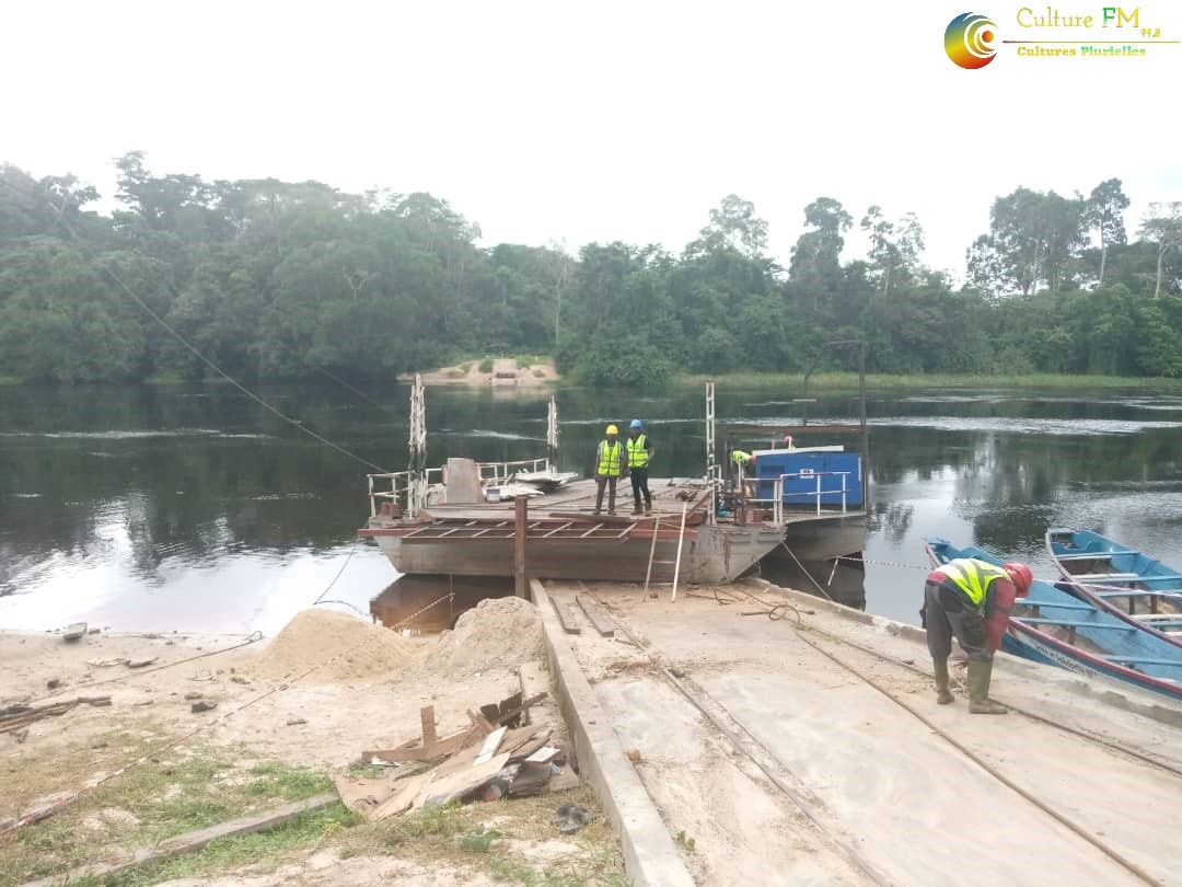 RadioCultureFm's tweet photo. Traversée du #Nyong à #Malombo par #Makak, le Ministre des Travaux Publics en visite sur les lieux ce mardi 30 août 2022.
#MINTP #Cameroun #CultureFM https://t.co/7ieYHDoMII