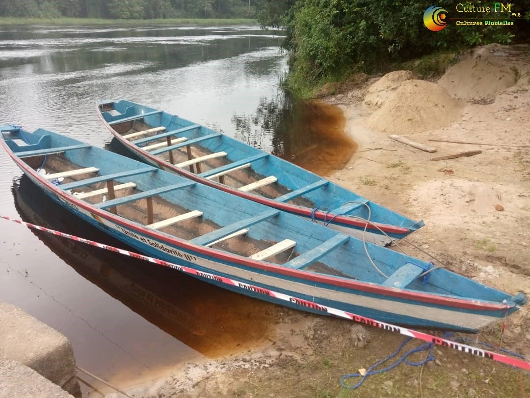 RadioCultureFm's tweet photo. Traversée du #Nyong à #Malombo par #Makak, le Ministre des Travaux Publics en visite sur les lieux ce mardi 30 août 2022.
#MINTP #Cameroun #CultureFM https://t.co/7ieYHDoMII