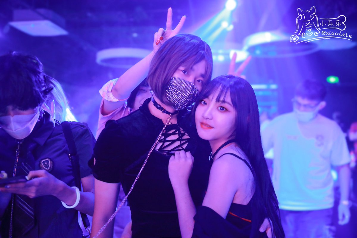 有且仅有の一张合影😶
With 托儿所所长 @UU_zzzzzzzz 
（不管是不是女装都会爱你哒🥰）

感谢~
📸摄影：龙右@Longyou_S 

Ps：后面的爪是这个逼的🥱@Taoyayu https://t.co/kw4l2U3RZn