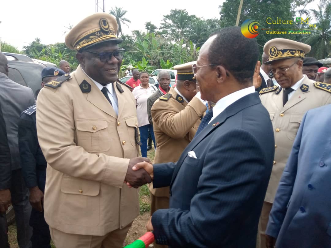 RadioCultureFm's tweet photo. Le Ministre des Travaux Publics M. #EmmanuelNganouDjoumessi et sa suite disent au-revoir aux autorités du #NyongEtKellé après une bonne séance de travail à #Malombo sur les berges du #Nyong.
#Cameroun #Cameroon #CultureFM https://t.co/DDi5YcSVby