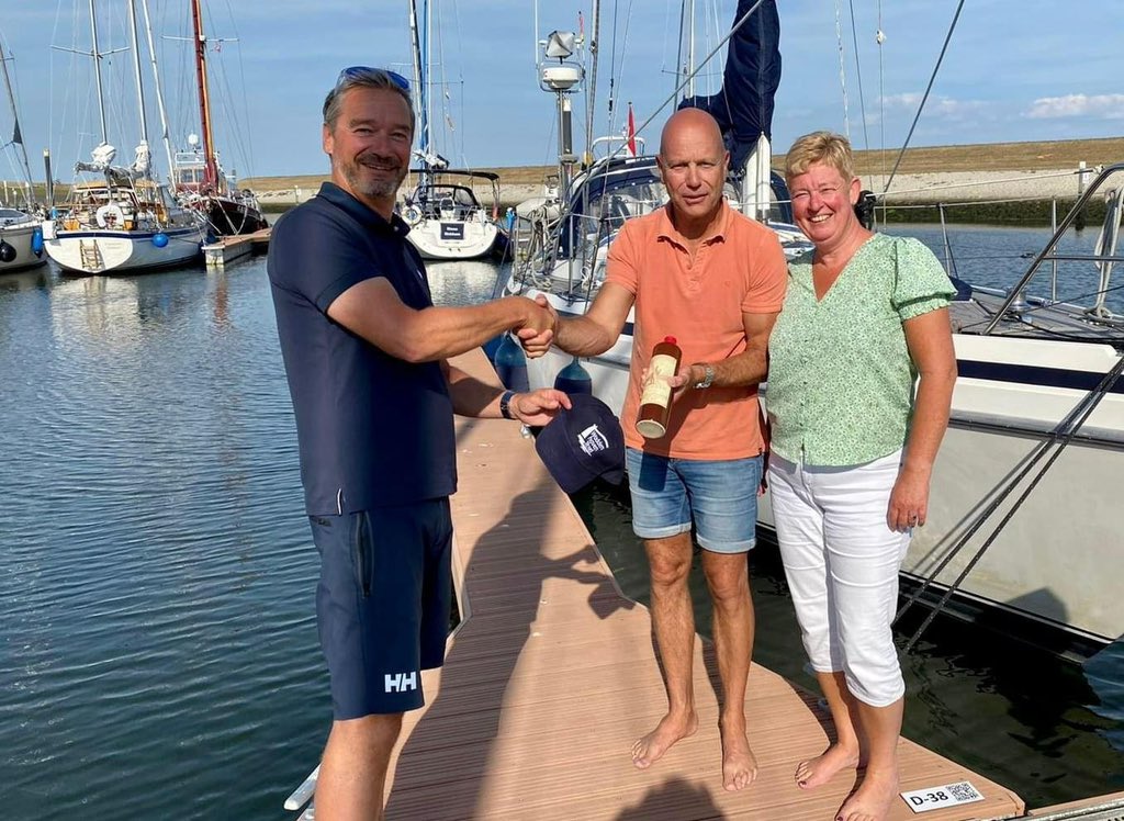 Gisteren betaalde bij Waddenhaven Texel de 100.000e watersporter via i-Marina zelf het liggeld voor zijn overnachting. Het haventeam op Texel heeft de betreffende watersporters een leuke attentie gebracht om dit heugelijke feit te omlijsten! - watersport-tv.nl/nw-31400-7-408…