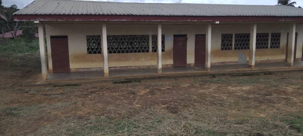 RadioCultureFm's tweet photo. #RentréeScolaire 2022-2023 à #Messondo
Les parents tirent la sonnette d’alarme. Les élèves vivront-ils une rentrée scolaire sans table-bancs à l’École publique de #MessondoCentre ?
#MINEDUB #NyongEtKellé #Cameroun #CultureFM https://t.co/D9bnCU9IKQ