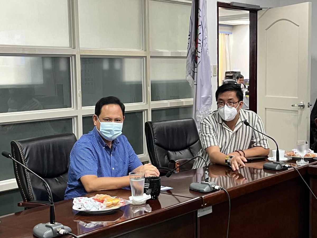 angatbuhay_ph's tweet photo. Ngayong araw, nasa Iloilo naman ang Angat Buhay team sa pangunguna nina Executive Director Raffy Magno at Board of Trustees member Camille Genuino.

Kasama ng Philippine Business for Education (PBEd), Philippine Business for Social Progress (PBSP)... https://t.co/4ap01cNmLb