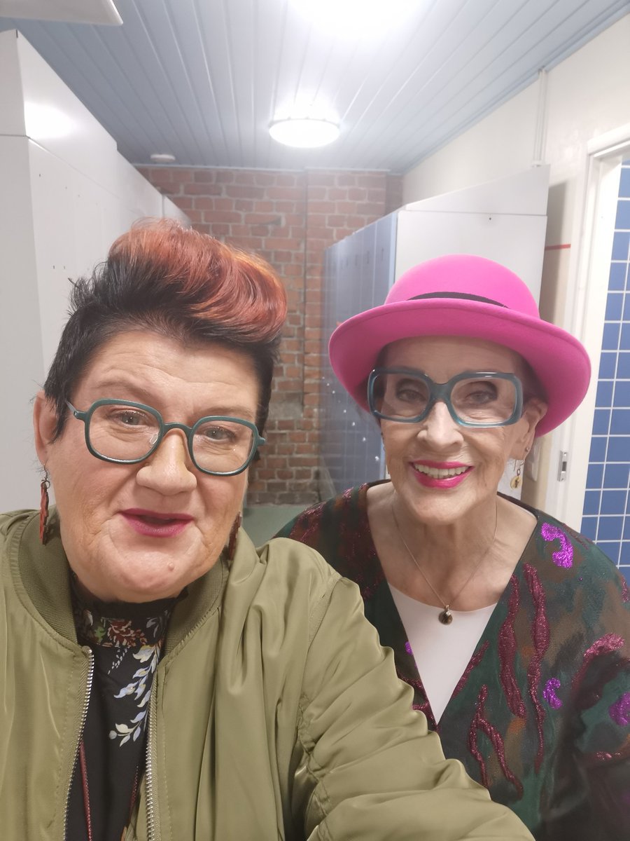 AnittaAhonen's tweet photo. Kysyin eilen Airalta, saanko olla takahuoneessa hänen kanssaan. Hän myöntyi ja sanoi keskitytään eli ollaan hiljaa. Oltiin, mutta kehtasin sentään pyytää kuvan. Voimanainen Aira 95, juhlii kuulemma koko vuoden. Tätä voi vanhana muistella. #yrittäjienetkot #nokianyrittäjät https://t.co/0LUxAsjfkt