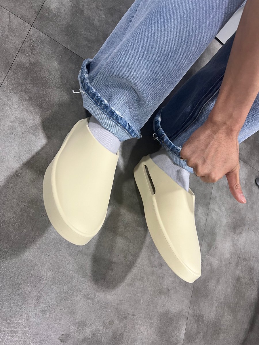 han_hoes's tweet photo. svt's ugly ass shoes 😭 https://t.co/lLS2Cful0V