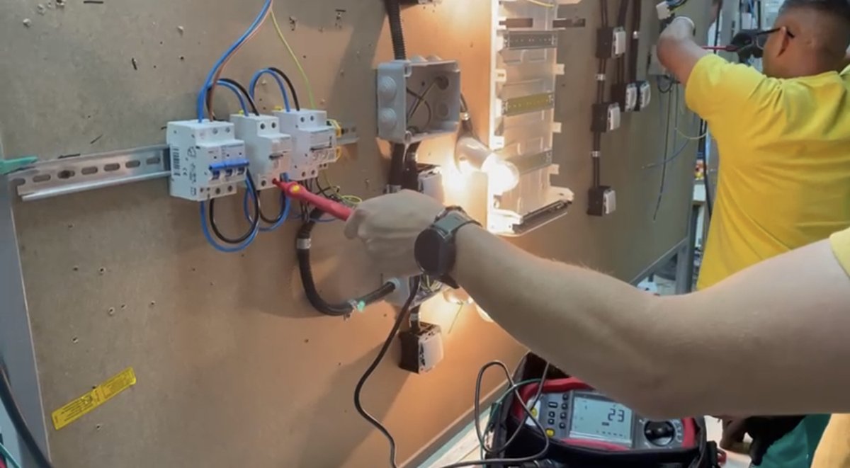 HABILITACION PROFESIONAL EN BAJA TENSION: Obtén ya tu carnet de instalador - INICIO EN SEPTIEMBRE
cteep.com/.../curso-de-i…
#formacion #INSTALADOR #electricista