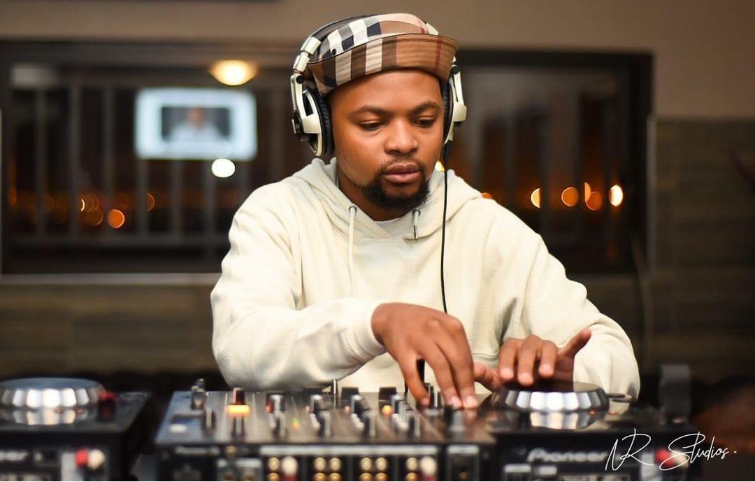 RefilweSA_'s tweet photo. Good music makes us so happy and there's no better sound that can make you happier than Josiah De Disciple's latest EP release "The Interlude" 🔥🔥🔥 #TheInterludeDeDisciple https://t.co/qpUYKPaiVY https://t.co/HLlJxt5EFF