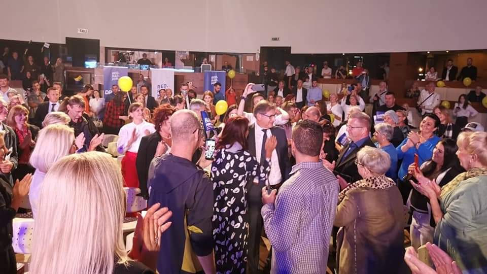 PlatformaBiH's tweet photo. Na zvaničnom otvaranju kampanje za Opće izbore 2022. U prepunoj sali Doma mladih, prisutnim se obratio i prof.dr. Mirsad Hadžikadić, kandidat za člana Predsjedništva BiH koji je poslao snažnu poruku za sve nas.
https://t.co/kJxZGixl2L
#Vjeruj #OI2022 #MH2022 #MH @MirsadBiH https://t.co/YULTEGkJJK