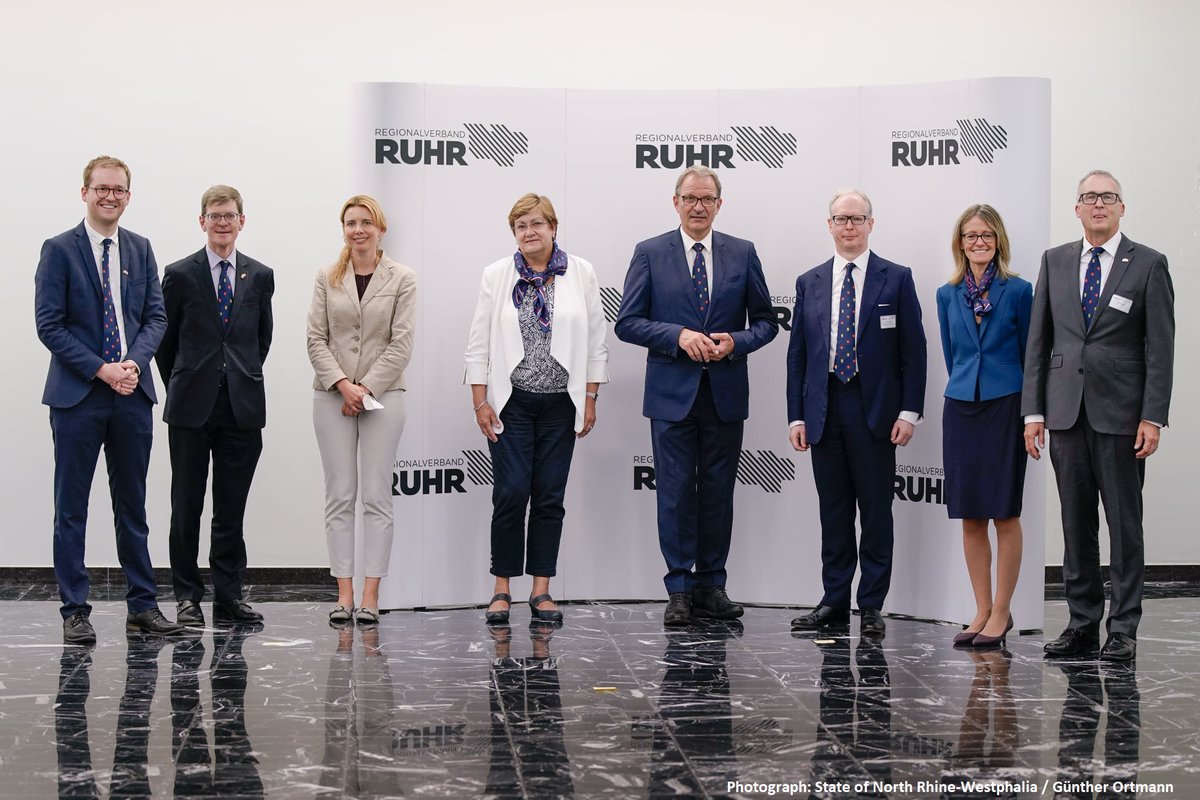#OnThisDay last year, a MoU was signed to set up a strategic partnership between Greater Manchester 🇬🇧 & the Ruhr 🇩🇪. The BGA initiated & supported the development of the regional partnership, together with @greatermcr, @rvr_ruhr, @RafeCourageFCDO, @UKinGermany & @MBEI_NRW.