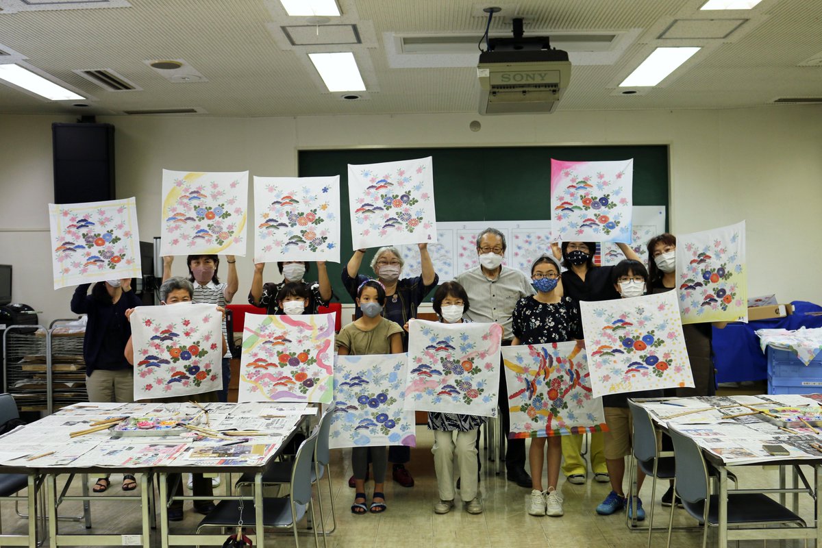 ita_kyoudo_m's tweet photo. 【江戸手描友禅の彩色バンダナづくり（3日目）を開催しました】
模様絵師・寺澤森秋先生を講師にお招きし、バンダナに彩色する色挿し体験を実施しました。色挿しのポイントを教えていただきながら、とても熱心に制作されていました。出来上がった作品は、どれも綺麗な配色でした！#板橋区立郷土資料館 https://t.co/QrIaogFV40