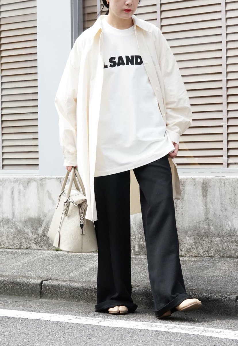 ANNDEARK's tweet photo. MM6よりオーバーサイズのシャツが入荷しております👔かなりゆったりとしたサイズ感なのでインナーを選ばずアウター感覚でも���える万能シャツ！

https://t.co/ilti0cU9rb https://t.co/GcekRYKU0V