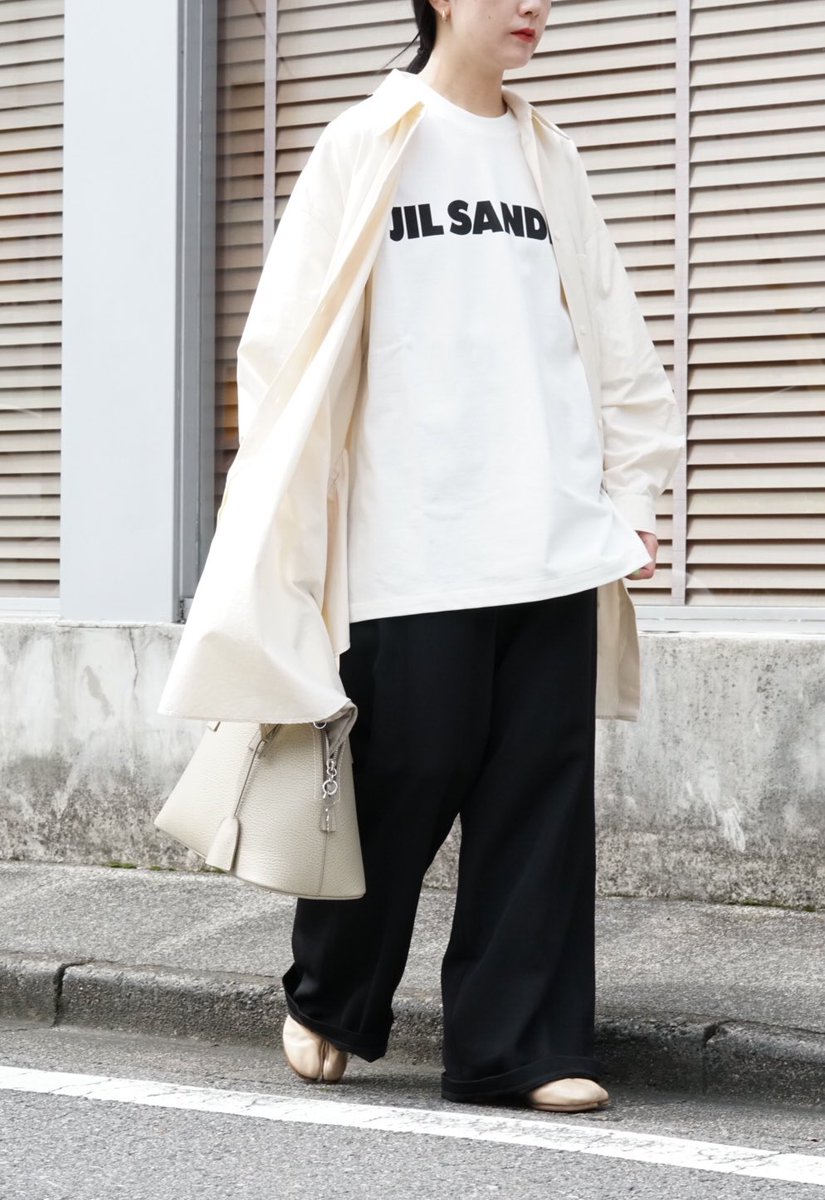 ANNDEARK's tweet photo. MM6よりオーバーサイズのシャツが入荷しております👔かなりゆったりとしたサイズ感なのでインナーを選ばずアウター感覚でも���える万能シャツ！

https://t.co/ilti0cU9rb https://t.co/GcekRYKU0V