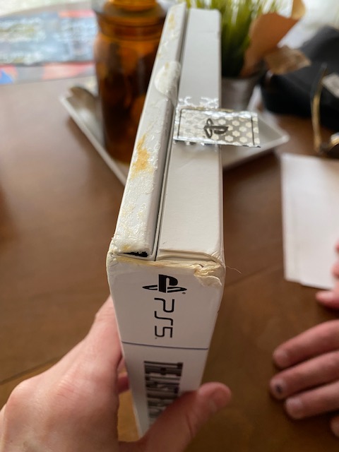 z0mbyte_'s tweet photo. Pretty disappointed! @PlayStation I was expecting it to arrive in a box secured between two pieces of foam, packing peanuts, the works! 😭 Nope. Just this flimsy mailer envelope. Please do better. 🙃 https://t.co/tan0tvPrUl