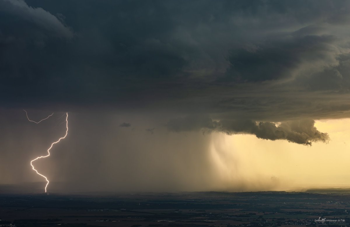 L'#orage qui a touché la région de #Lyon hier vendredi, photographié dans l'#Ain par Brice Volo avec foudre et puissants courants descendants. 