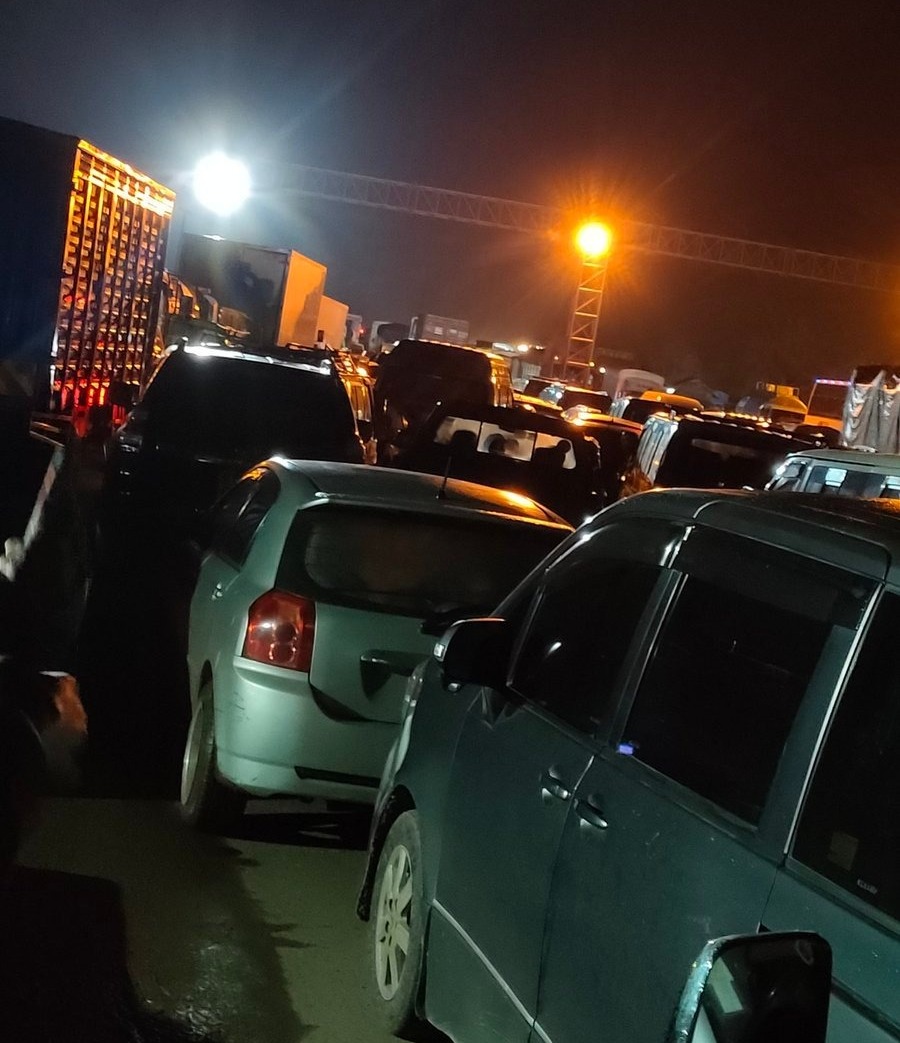Kenyans's tweet photo. Overnight traffic snarl-up on the Nairobi-Nakuru highway, around the Gilgil weighbridge https://t.co/kyT5VjeSfM
