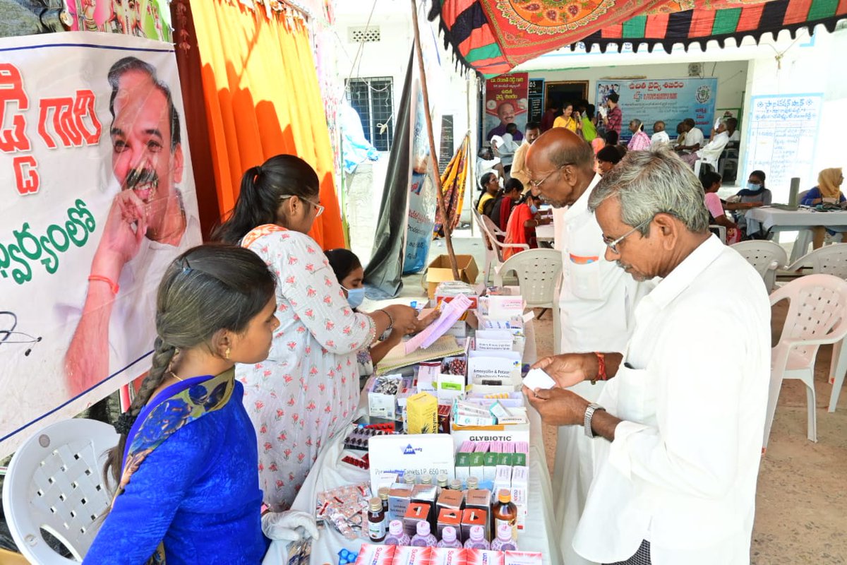DrRanjithReddy's tweet photo. #RRFoundation ఆధ్వర్యంలో PMRIMS వారి సహకారంతో చేవెళ్ల నియోజకవర్గం, చేవెళ్ల మండల పరిధిలో, రావులపల్లి గ్రామంలో ఏర్పాటు చేసిన ఉచిత వైద్య శిబిరంను స్థానిక సర్పంచ్ కేసారం శ్రీనివాస్ గారు ప్రారంభించగా పెద్ద ఎత్తున శిబిరాన్ని వినియోగించుకుంటున్న ప్రజలు.

@trsharish @KTRTRS https://t.co/o4CKPpBF79