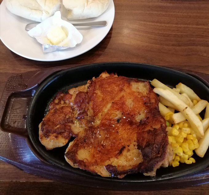 最近、運動不足なんで小竹向原のガストまで歩いていき昼ごはん。猫ちゃんロボットはうちのテーブルに来てくれなかった😔 