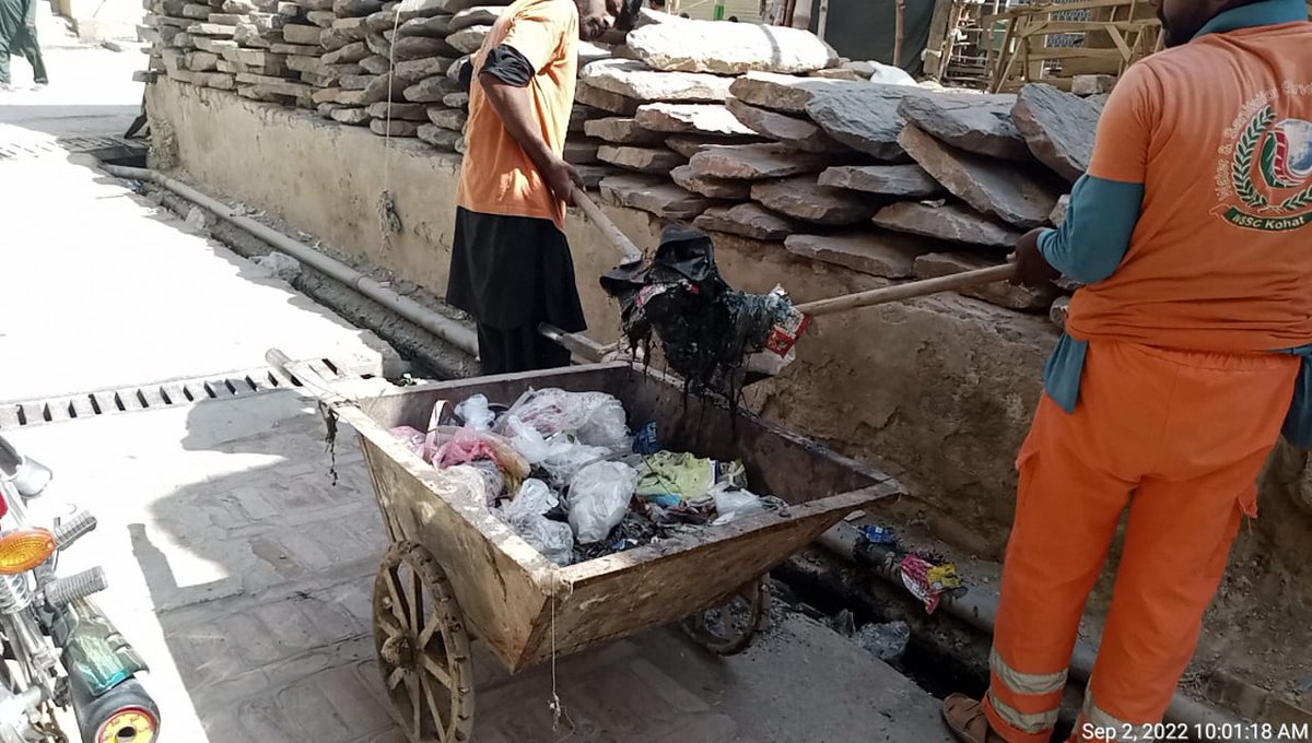 wssckohat's tweet photo. ڈبلیو ایس ایس سی کوہاٹ کا سینٹیشن سٹاف صرافہ بازار میں نالیوں کی صفائیاں کر رہا ہے۔
#LocalGovtKP
#KPKUpdates
#CleanGreenPakistan
#CGPI
#WSSCK
#ISOCertifiedCompany
@LGKPGovt @KPKUpdates @IMMahmoodKhan @ArifRaufCEO @TahirAfif @KohatDC https://t.co/8nnCpot8yl