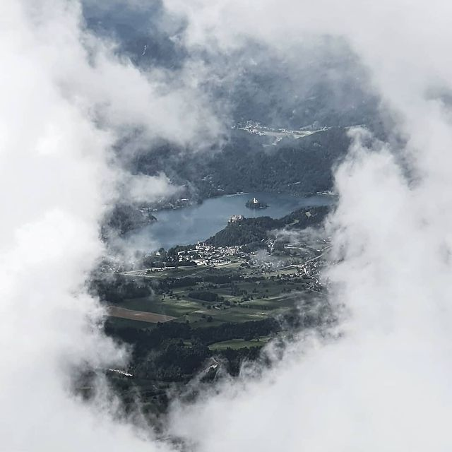 vojnaslo91's tweet photo. Megla, Stol 2236 m #visitbled 🇸🇮,📸instagram:@aljazlovsin Aljaž Lovšin https://t.co/NihZcoxRD8