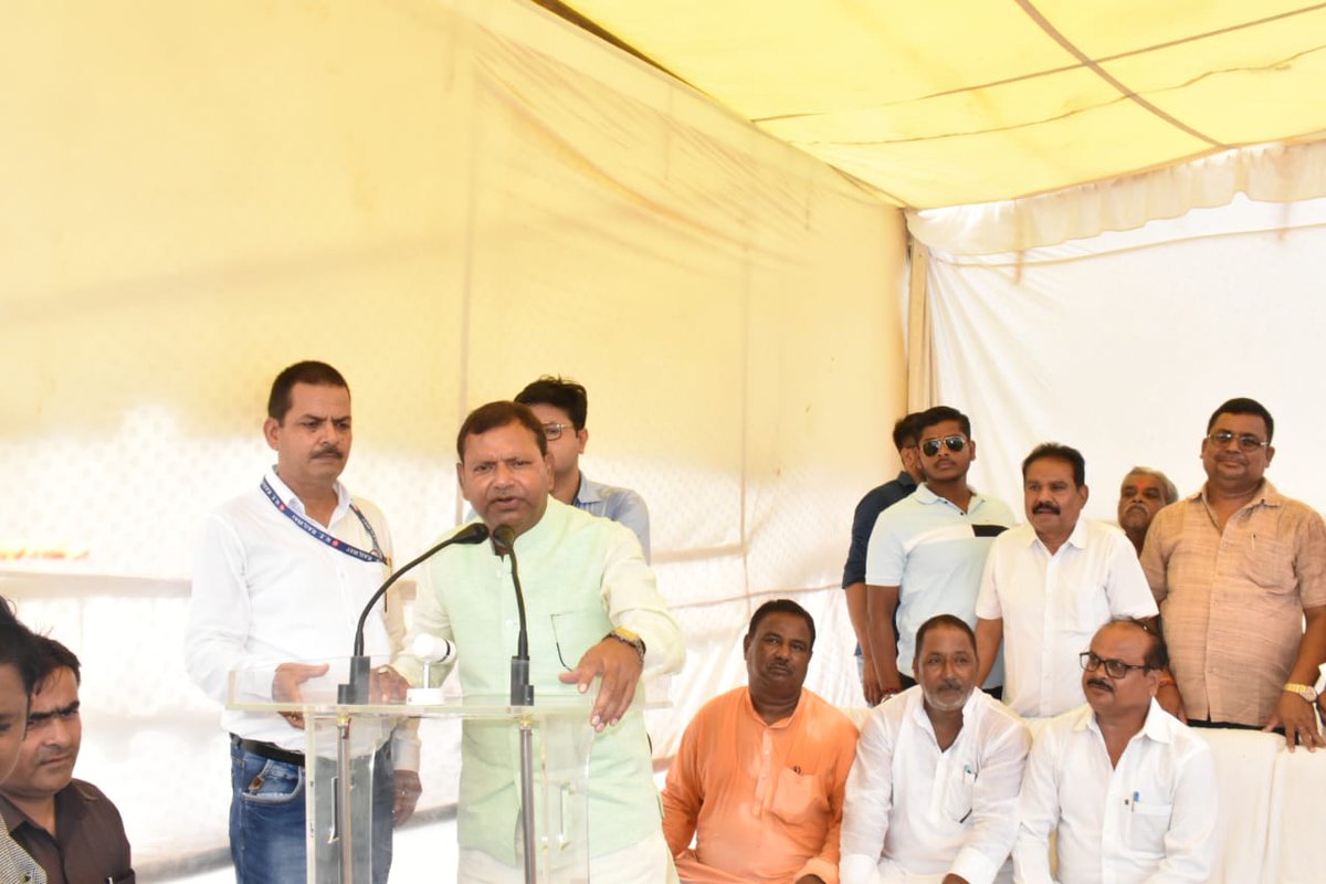 mppchaudhary's tweet photo. दुर्ग एक्सप्रेस का आज से #लक्ष्मीपुर स्टेशन पर ठहराव का शुभारंभ हरी झंडी दिखाकर किया। इस अवसर पर नौतनवा के मा. विधायक श्री @Rishitripathi_ जी भी उपस्थित रहें।
#Maharajganj #अपना_महाराजगंज #महाराजगंज #lacchmipur #IndianRailways #महाराजगंज_विकास_की_ओर #PankajChaudhary #durgexpress https://t.co/cme0l3kvIt