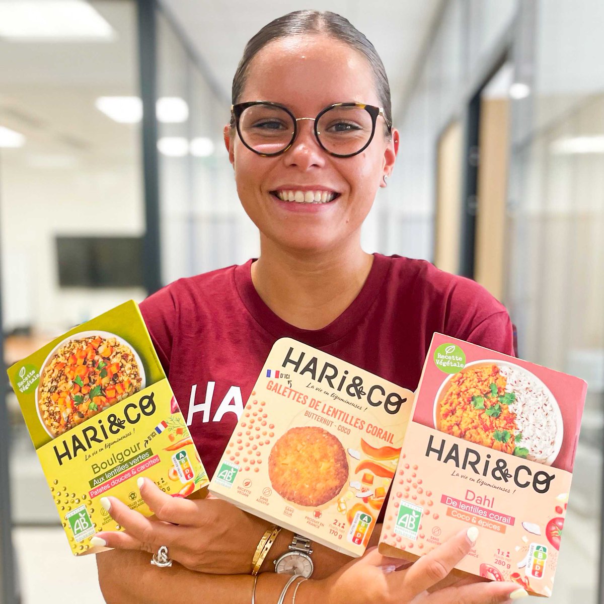 HariAndCo_fr's tweet photo. 🚀 TEAM HARi&CO 👉 Voici Juliette, notre nouvelle chef de produit !
🌸 Elle va veiller sur tout nos produits et coordonner toutes les actions prévues autour d'eux. 💪 Et son kiff personnel, c'est le basket, alors on attend de voir ses swish maintenant ! 🏀
#chefdeproduit #cdi https://t.co/ECBnGbPQS9