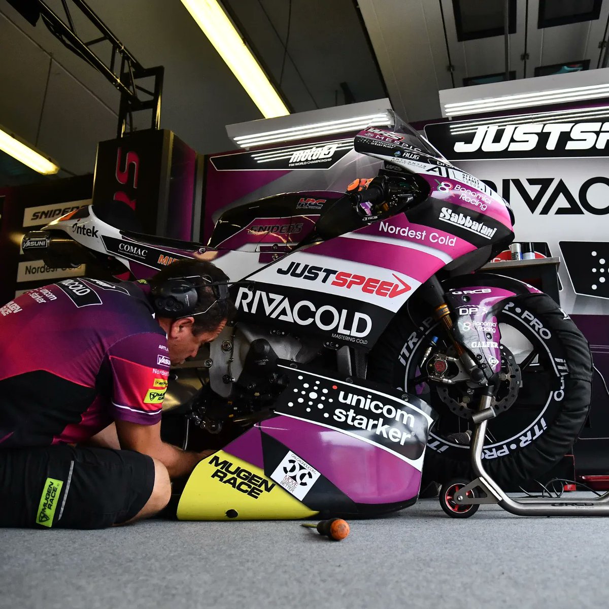 SnipersRacing's tweet photo. #Snipers Box in fervore ๐ฅFP3 ๐ #freepractice #SanMarino ๐ธ๐ฒ
Ore 9.00 โฐ๐#moto3
.
.
#SnipersTeam #TeamSnipers #SnipersFans #snipersfan #Motogp #motogp2022 #motogp22 #Motori #racing #RaceWeek #racerevolution #Motorsport https://t.co/MJ9ZlzENGs