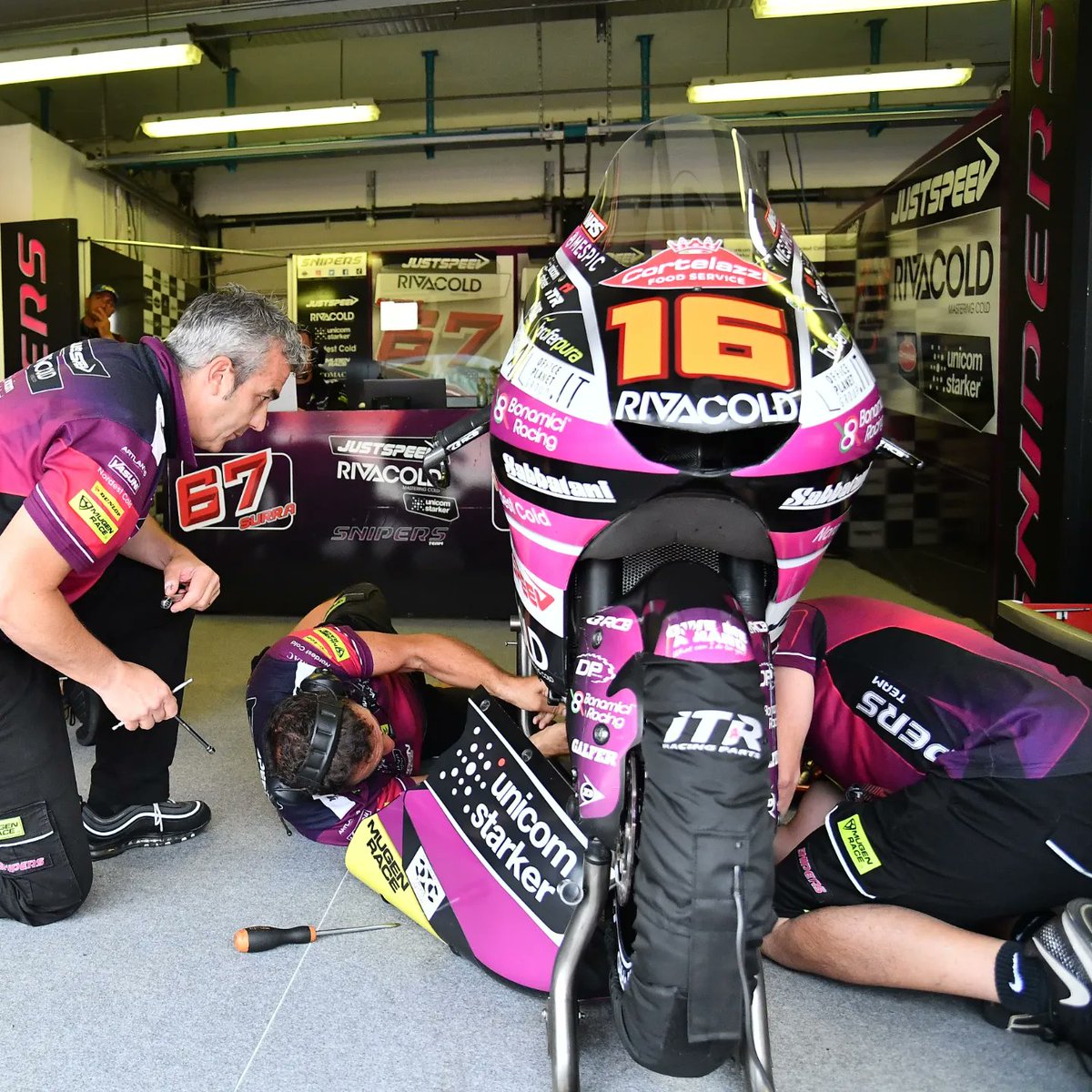 SnipersRacing's tweet photo. #Snipers Box in fervore ๐ฅFP3 ๐ #freepractice #SanMarino ๐ธ๐ฒ
Ore 9.00 โฐ๐#moto3
.
.
#SnipersTeam #TeamSnipers #SnipersFans #snipersfan #Motogp #motogp2022 #motogp22 #Motori #racing #RaceWeek #racerevolution #Motorsport https://t.co/MJ9ZlzENGs