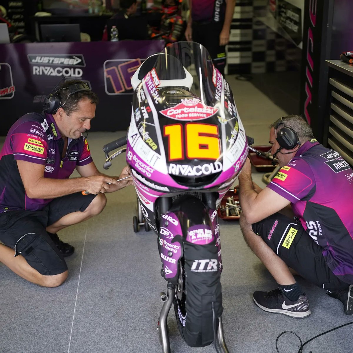 SnipersRacing's tweet photo. #Snipers Box in fervore ๐ฅFP3 ๐ #freepractice #SanMarino ๐ธ๐ฒ
Ore 9.00 โฐ๐#moto3
.
.
#SnipersTeam #TeamSnipers #SnipersFans #snipersfan #Motogp #motogp2022 #motogp22 #Motori #racing #RaceWeek #racerevolution #Motorsport https://t.co/MJ9ZlzENGs